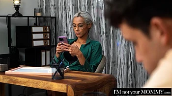 Professora ninfomaníaca Veronica fode o aluno na aula