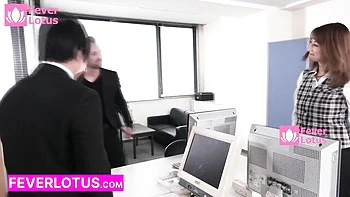 Chefe milf japonesa goza dentro da secretária asiática