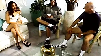 Verheiratete Milf wird gefickt und spritzt heftig