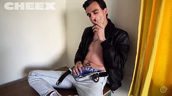 Tatuada esfrega e massageia o pau grande