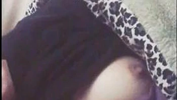 Amadora asiática madura se masturba sozinha