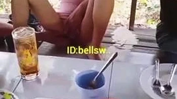 Femme asiatique baisée en trio avec creampie
