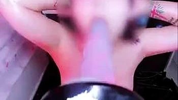 Азиатка с большими сиськами и жопой жёстко играет с игрушками