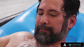 Assistante sexy rattrape sa bourde avec massage nuru coquin