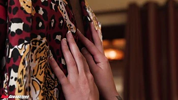 Paris White se chupa un BBC en niñera interracial