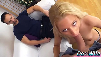 Blonde Hausfrau Uma reitet dicken Schwanz