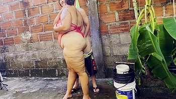 Mature pulpeuse baisée dans le jardin