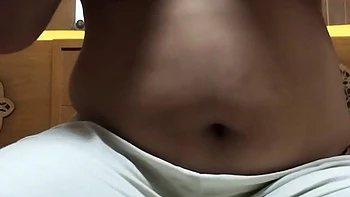 Mis tetas suaves y lechosas presionan