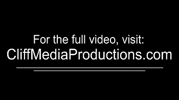 Пышка брюнетка ебется через глори-холл