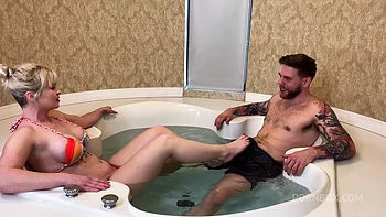 Blonde Pawg wird im Whirlpool hart gefickt