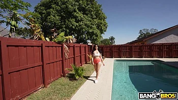 Nika exibe sua bunda enorme