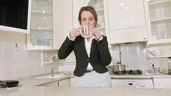 Behaarte Brünette Milf masturbiert nackt