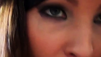 18-летняя шлюшка Вера Эмилия сосет огромный член POV