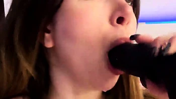 Brünette Teen mit Toys vor der Kamera