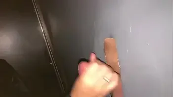 Novinha aproveitando a gloryhole da casa de Swing Inner club