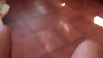 Belle-mère Susan jouit sur sa chatte poilue dans la cuisine