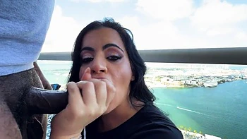 Lissa Aires com bunda enorme fodida interracial no cachorro e boquete