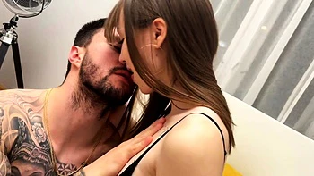 Eifersüchtiger Freund fickt Teenys kleine Fotze