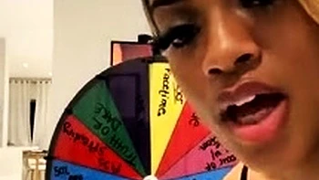 Айрин трахает киску под душем