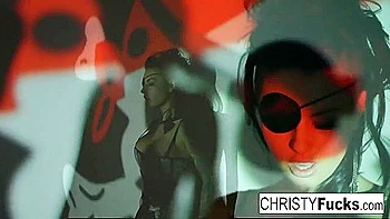 Christy die Piratin fickt ihre enge nasse Fotze