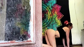 Brünette Babe masturbiert nach Yoga