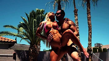 Loira Kitty fodida de quatro na piscina