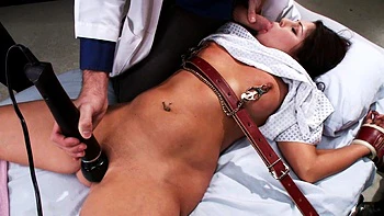 MILF brune BDSM hardcore Britney Stevens