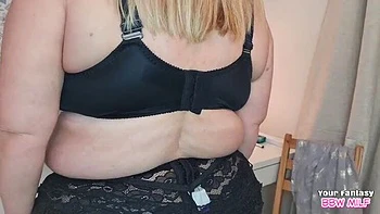 MILF trompeuse maison avec grosses grosses nichons naturelles en porte-jarretelles et bas