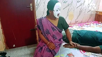 Madrastra cuida a hijo lesionado con gemidos sexys en tamil