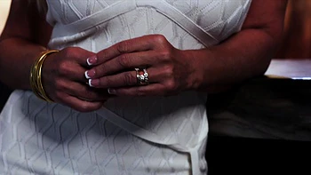 Blonde MILF Ainslee fickt mit großem schwarzen Schwanz