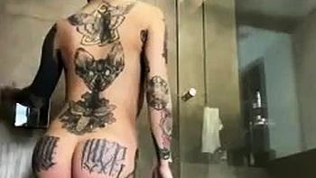 Große Titten Babe wichst allein mit Latexhaube in Dusche