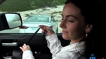 Брюнетка-подросток получает лицо в хардкорном порно с POV