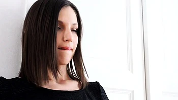 Brünette in Dessous fickt im Analdreier