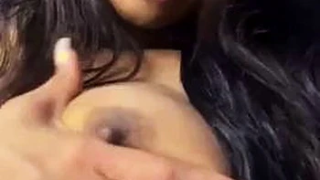 Ruiva lésbica mostra os peitos e brinca com brinquedos