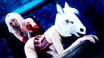 Лесбиянка MILF в костюме пони трахается в жестком тройничке