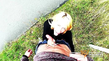 Große Titten öffentlicher Blowjob POV in Berlin