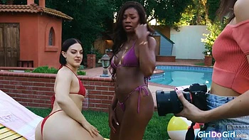 Lesbian Threesome: Kissing & Fingering Outdoors