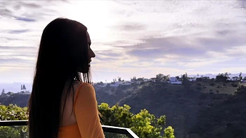 Brune ado Sawyer baisée et masturbation du cul