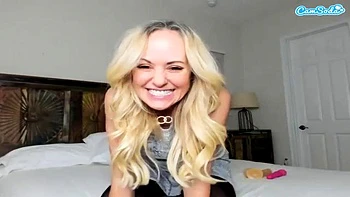 Reife Blonde mit riesigen Titten solo