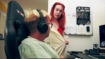 Geile rote T saugt und fickt tief in der Waschmaschine