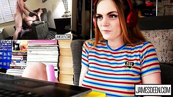 Abbie Maley pelirroja curvy se desnuda y se masturba