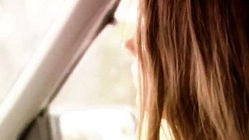 Brune Tootsie suce profond et lèche chatte