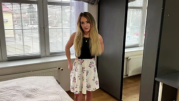 Blonde Dee Dee se doigte en levrette