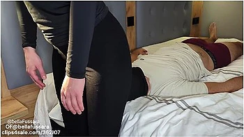 Дразнилка: фейсситтинг, топтание, душение ногами