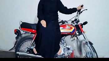 Indische Brünette fährt neues Honda 2025 Modell mit Freund