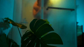 Asiatisches Teenbrünette wird unter der Dusche gefickt