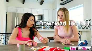 Madrasta asiática e amiga chupam pau grande no Valentine