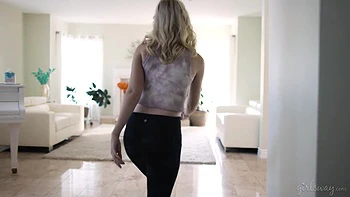 Blonde und Ebony Lesben masturbieren und lecken heimlich