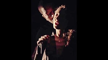 Rothaarige Stiefmutter leckt Pussy in der Badewanne