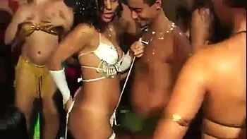 Esposa follada a cuatro en Carnaval de Río